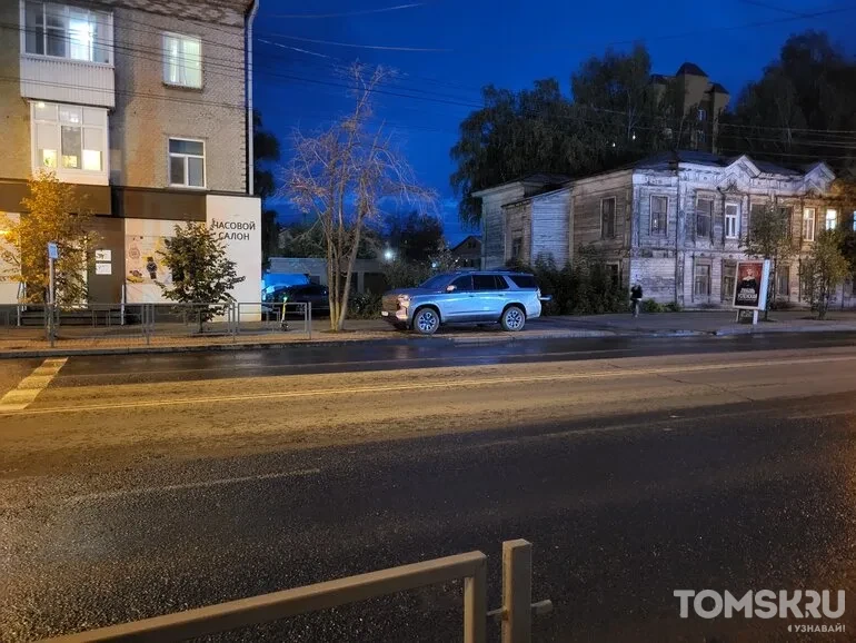 Мастера томской парковки: ночные опасности или перекрытый тротуар