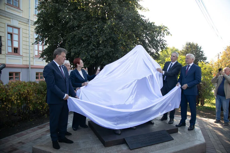 В Томске открыли памятник основателям Сибирской школы терапевтов