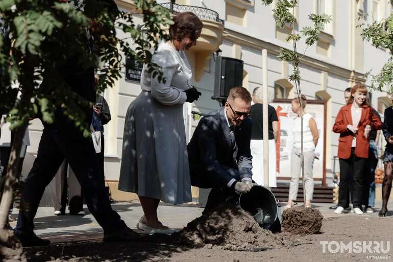 В центре Томска разбили рябиновую Аллею финансистов