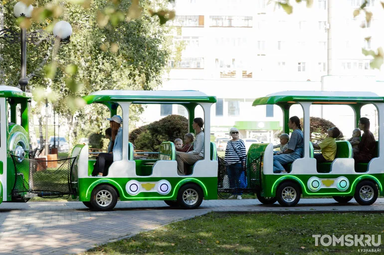 Возле «Факела» в Томске запустили паровозик и новые аттракционы