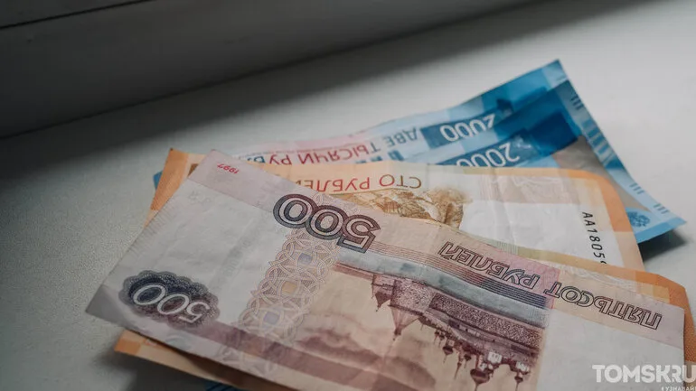 Томичи готовы потратить 3,1 тысячи рублей на поздравление с Днем учителя