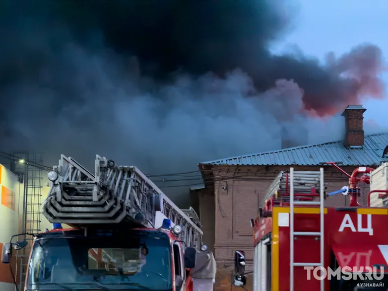 В Томске горит здание рядом с ТРЦ «Лето» на Нахимова (обновлено)