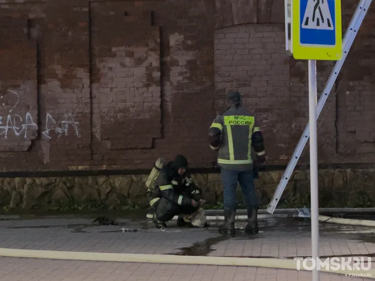 В Томске горит здание рядом с ТРЦ «Лето» на Нахимова (обновлено)