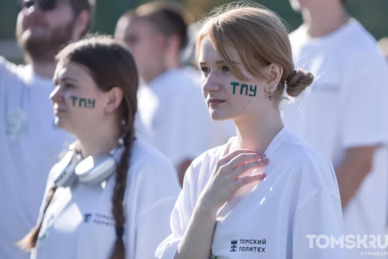 Более 2 000 первокурсников Томского политеха построили башни из шпажек и пластилина