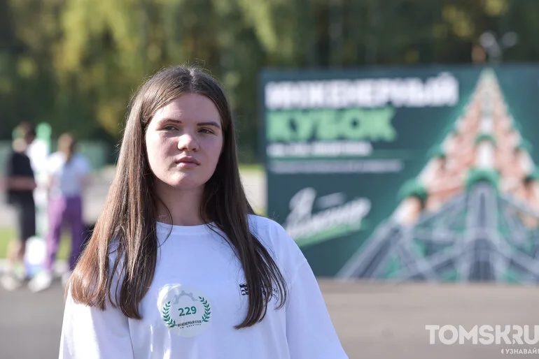 Более 2 000 первокурсников Томского политеха построили башни из шпажек и пластилина