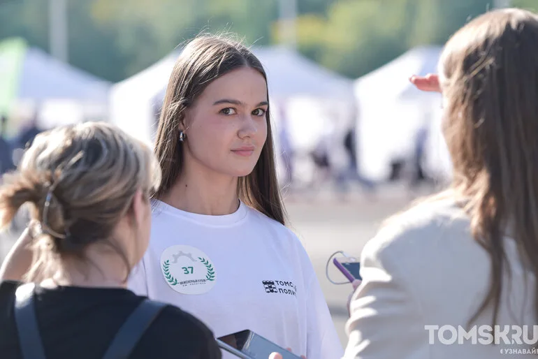 Более 2 000 первокурсников Томского политеха построили башни из шпажек и пластилина