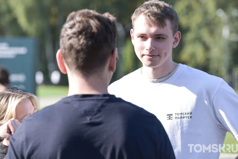 Более 2 000 первокурсников Томского политеха построили башни из шпажек и пластилина