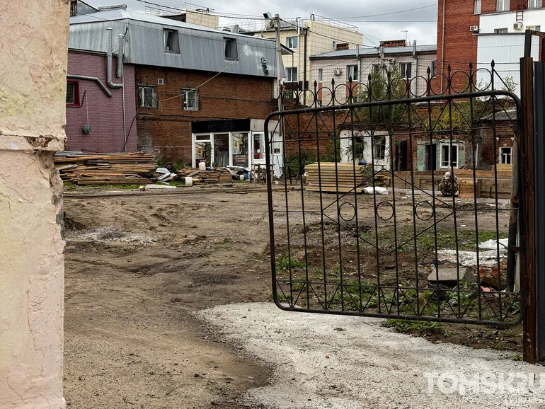Инвестор приступил к перебору сруба «Дома за рубль» на пл. Соляной, 9 в Томске
