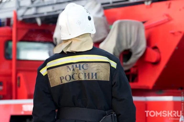 Пожар в расселенном доме на Нахимова в Томске тушили 14 огнеборцев