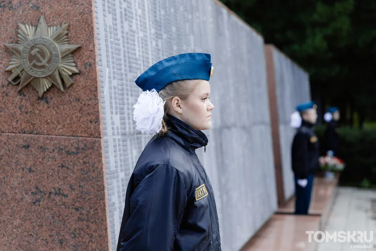 В Лагерном саду открыли новую стелу с именами 113 погибших воинов-томичей