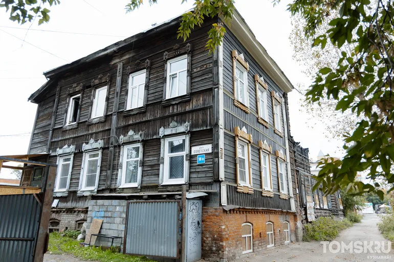 Томичи восстановили красную часть фасада дома с брандмауэром на Советской, 18а