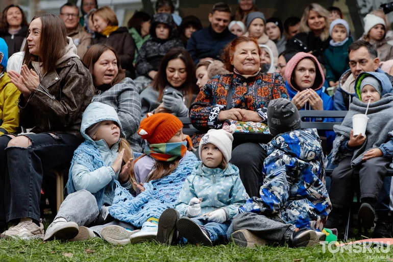 Клоуны, огонь и представление под открытым небом: в Томске прошел спектакль-пантомима «Карусель»