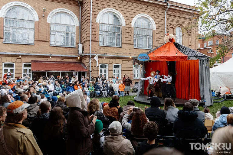 Клоуны, огонь и представление под открытым небом: в Томске прошел спектакль-пантомима «Карусель»