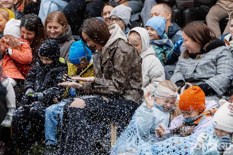 Клоуны, огонь и представление под открытым небом: в Томске прошел спектакль-пантомима «Карусель»