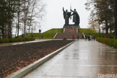 В Лагерном саду Томска приступили к высадке новых мини-елей для живой изгороди