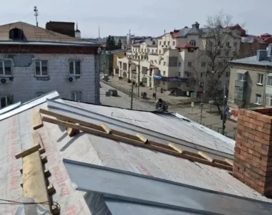 Томичке выплатят 700 тысяч за затопленную после капремонта крыши квартиру