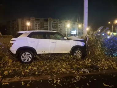 Водитель корейского внедорожника врезался в столб в Томске
