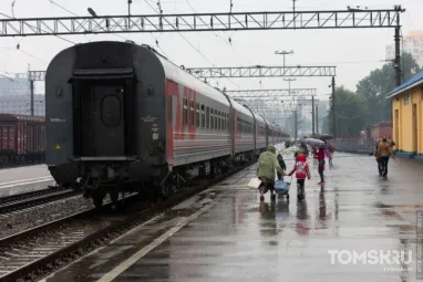 Подросток пытался уехать из Томска на грузовом поезде, но застрял в вагоне с солью