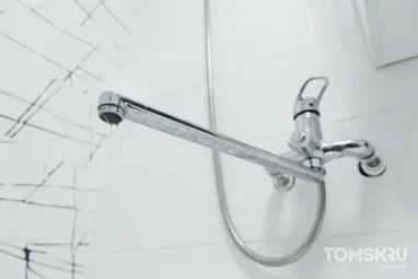 Больше 70 домов в центре Томска остались без холодной воды из-за аварии на сетях