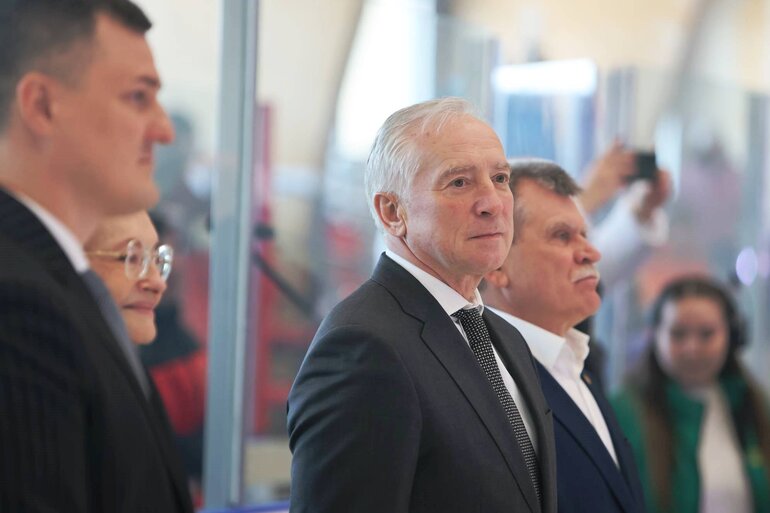 Губернатор Владимир Мазур открыл ледовый корт в Асино